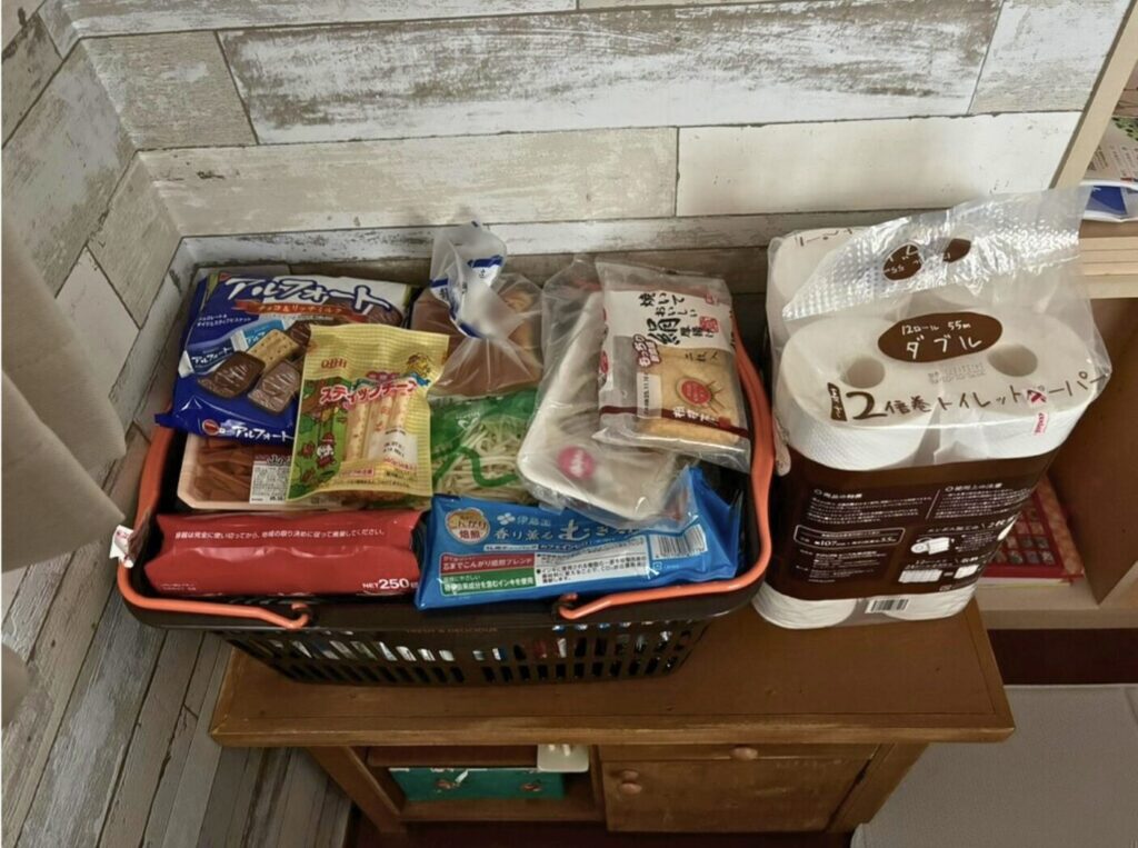 ワンオペで買い物した際の食材と日用品が入った買い物かご。週1まとめ買いで抱っこしながら買い物した実録写真。